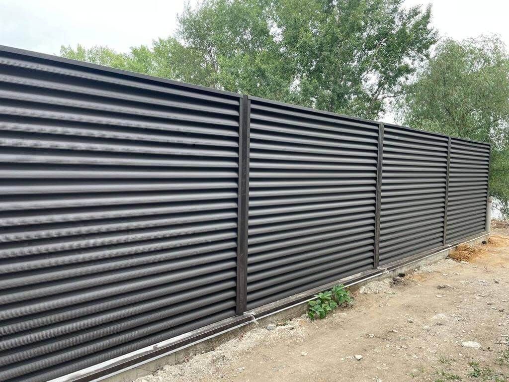 Забор-жалюзи с ламелями еврожалюзи 29м RAL8019/8019 Темный Шоколад МАТТЕ двухсторонний фото 2 в Тамбове