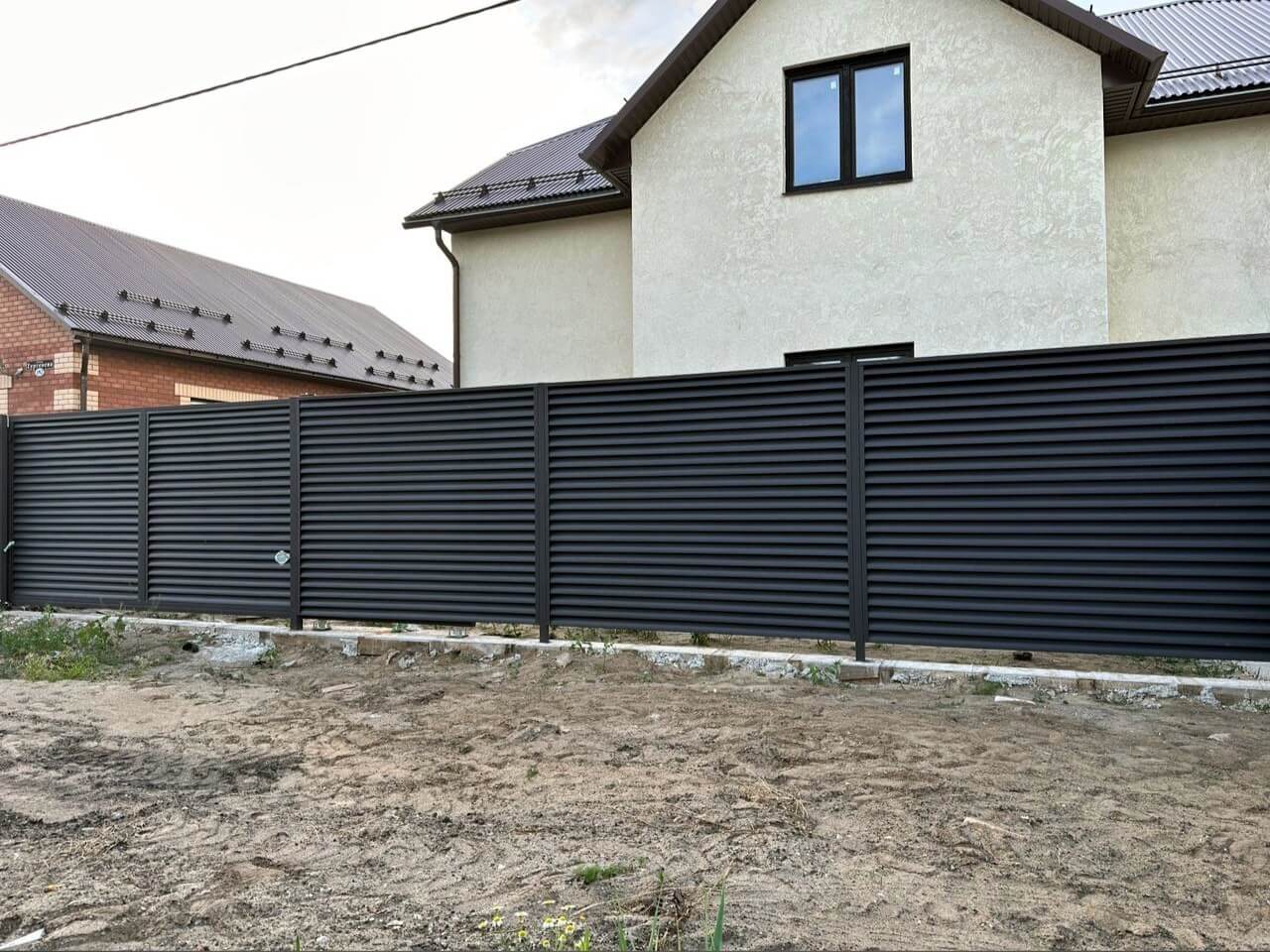 Забор с ламелями еврожалюзи 18м RAL8019/8019 Темный Шоколад МАТТЕ двусторонний фото 1 в Тамбове