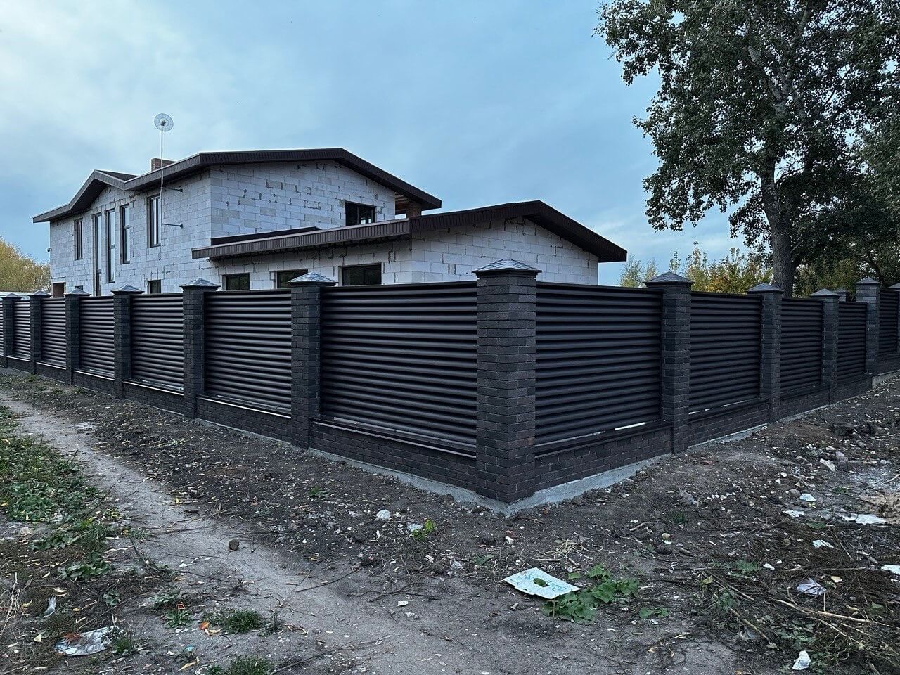 Забор из ламелей Еврожалюзи 38м RAL8019/8019 Темный Шоколад двусторонний MATTE фото 2 в Тамбове